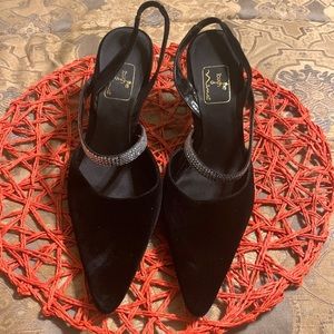 Velour kitten heel shoes